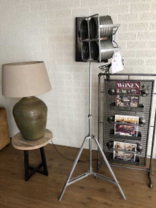 Prachtige industriële 4 spot-studio-film lamp op statief, zwaar uitgevoerd metaal kleur.