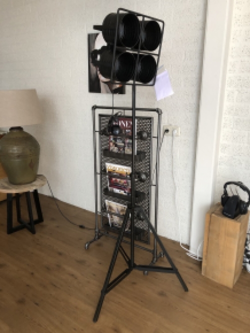 Prachtige industriële 4 spot-studio-film lamp op statief, zwaar uitgevoerd metaal zwart.