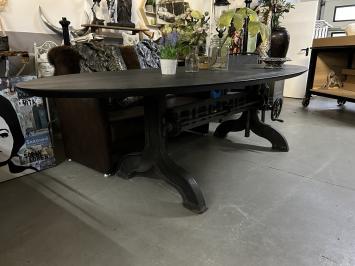 Grote eettafel, uniek onderstel, gietijzer en hout, exclusief en eenmalig!