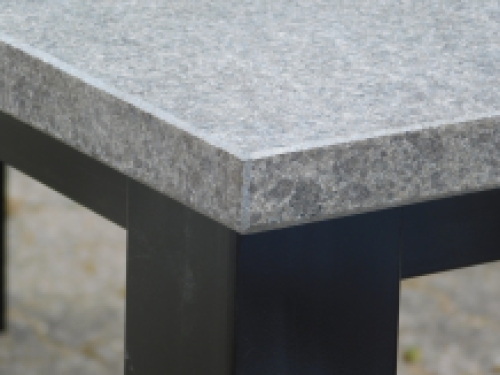 Exclusieve tuintafel - graniet met stalen frame