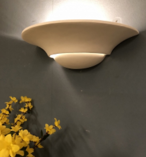 Mooie strakke wandlamp in wit terracotta steen, zeer fraai, modern.