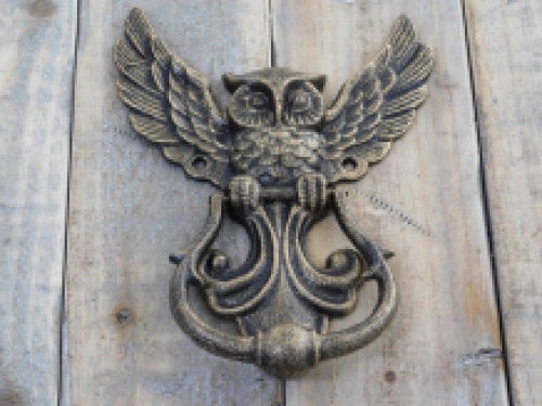 Fantastic door knocker with owl motif, antique bronze.