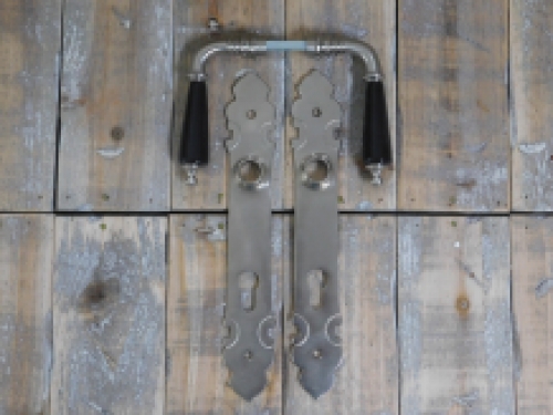 Voordeur passend deurbeslag PZ92 nikkel - 1930 stijl, deurbeslag met antieke zwarte keramische handgrepen.