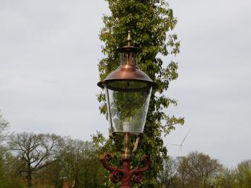 Tuinlantaarn, gietijzeren buitenlamp met messing en koperen lampenkap