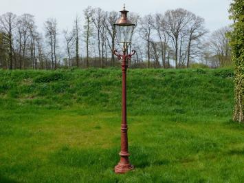 Tuinlantaarn zwart, gietijzeren paal, met koperen kap, klassieke buitenlamp