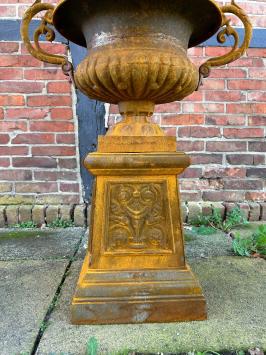 Gartenvase auf Säule - ganz aus Gusseisen - Oxid