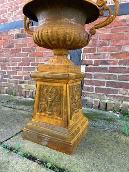 Gartenvase auf Säule - ganz aus Gusseisen - Oxid