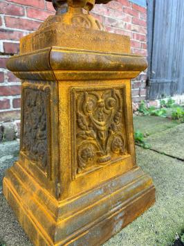 Gartenvase auf Säule - ganz aus Gusseisen - Oxid