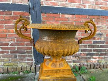 Gartenvase auf Säule - ganz aus Gusseisen - Oxid