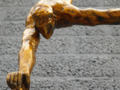 Statue eines Turners - Einarmiger Handstand