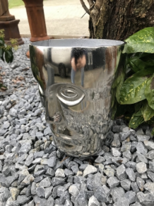 Mooie aluminium vaas, rond in de vorm van een gezicht, nikkel