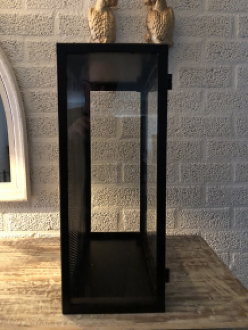 Wandvitrine kast, metaal zwart met acrylaat glas, zeer fraai!