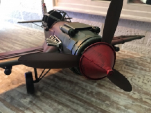 Een metalen schaalmodel van een gevechtsvliegtuig