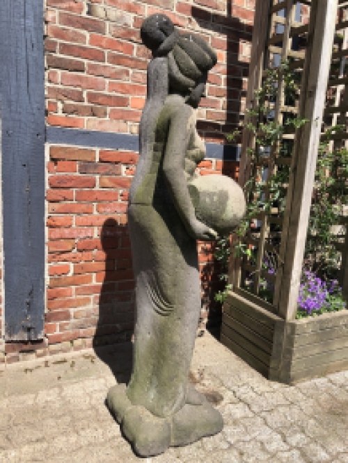 Große verlassene Lavastein Frau mit Krug, hinduistische Statue - XL