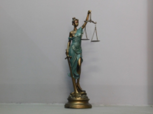 Beeld - Vrouwe Justitia - polystone -  turquoise