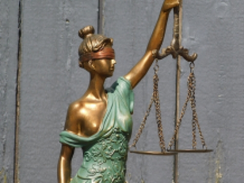 Beeld - Vrouwe Justitia - polystone -  turquoise