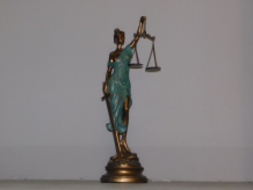 Beeld - Vrouwe Justitia - polystone -  turquoise