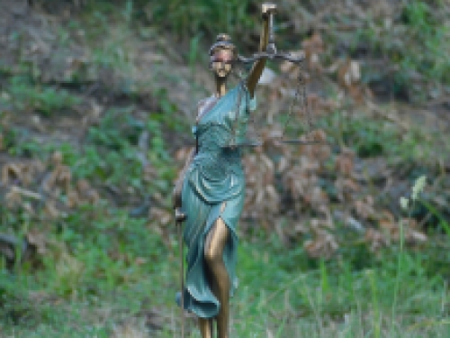 Beeld - Vrouwe Justitia - polystone -  turquoise