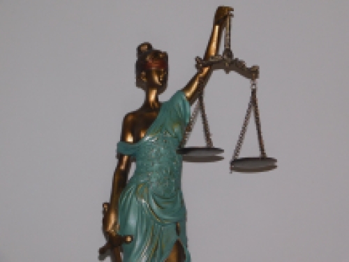 Beeld - Vrouwe Justitia - polystone -  turquoise