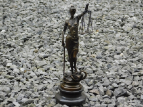 Een bronzen beeld van de Vrouwe Justitia