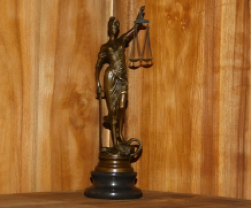 Eine Bronzestatue der Lady Justice