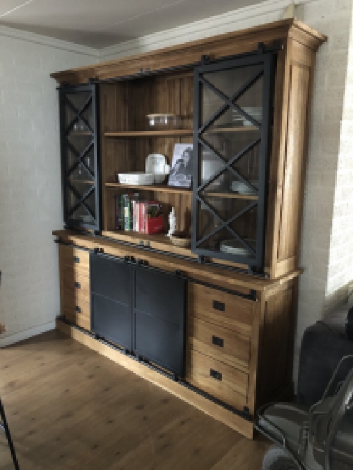 Prachtige industriële wandkast, koloniaal hout met metalen afwerking. TOPSTUK!! LAATSTE!!