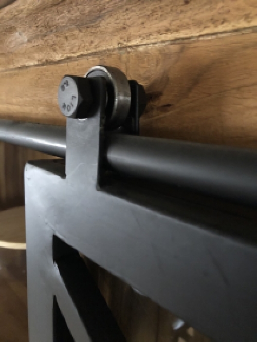 Prachtige industriële wandkast, koloniaal hout met metalen afwerking. TOPSTUK!! LAATSTE!!