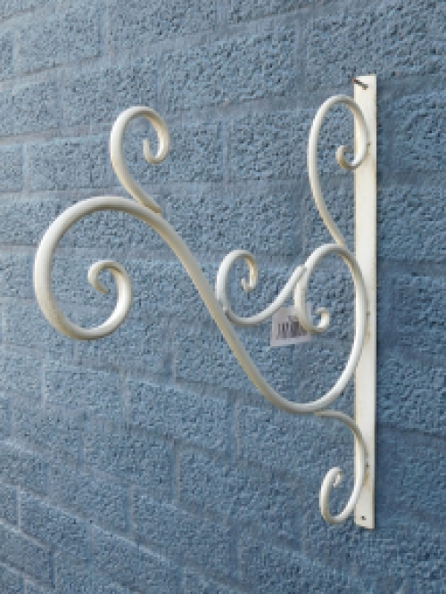 Mooie grote wandhaak gemaakt van metaal, zeer decoratief, old white.