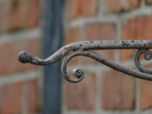 Verschnörkelter, gebogener Wandhaken für Hängekörbe - gealtertes Metall