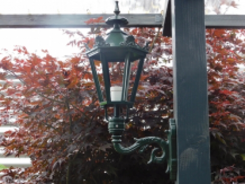 Nostalgische Gartenlampe / Wandlampe, Aluminium - grün, dekorativer Arm + kleiner Schirm