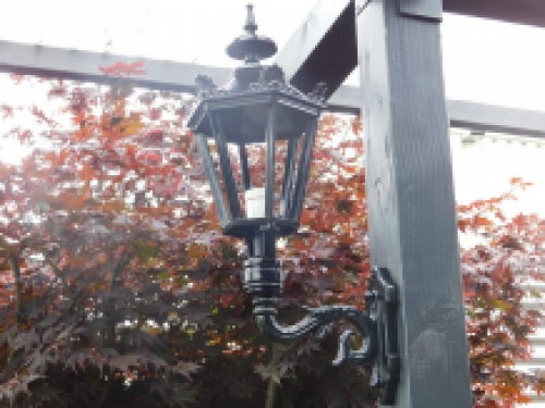 Klassische Gartenlampe / Wandlampe, Aluminium - schwarz, dekorativer Arm + kleiner Schirm
