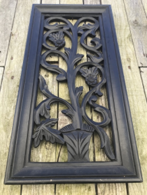 Houten wandornament met een reliëf van een roos