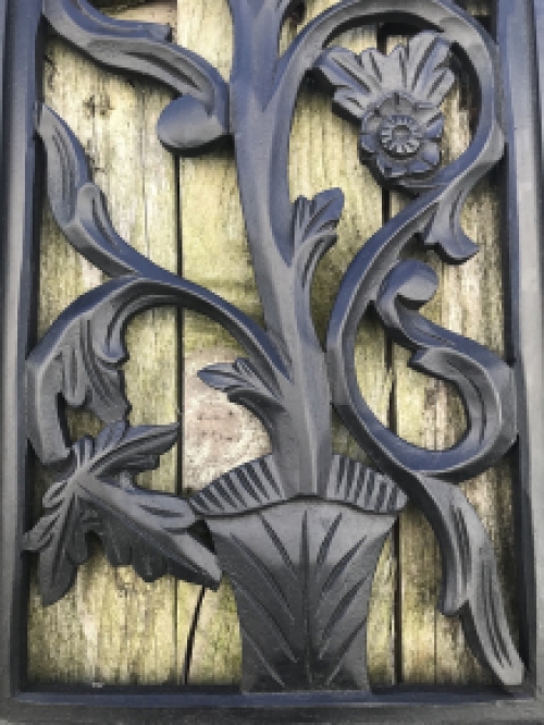 Houten wandornament met een reliëf van een roos