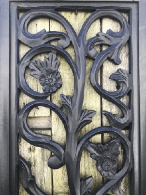 Houten wandornament met een reliëf van een roos