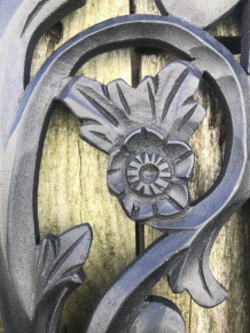 Houten wandornament met een reliëf van een roos