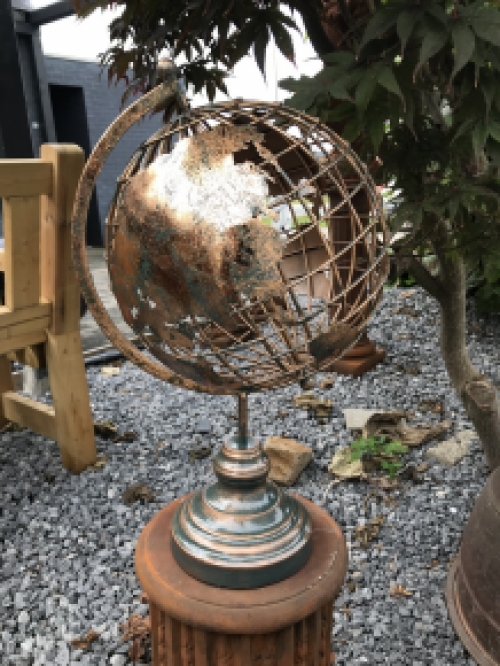 Metalen wereldbol, goud/zwart look, fraai decoratief item!