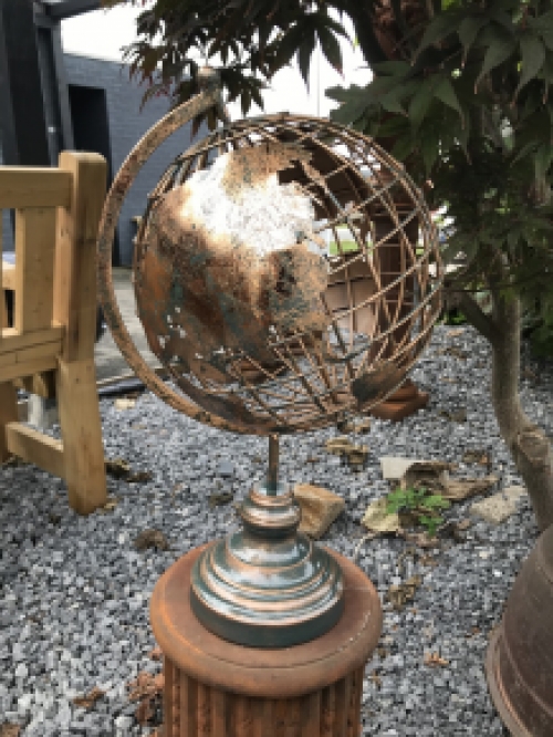 Metalen wereldbol, goud/zwart look, fraai decoratief item!