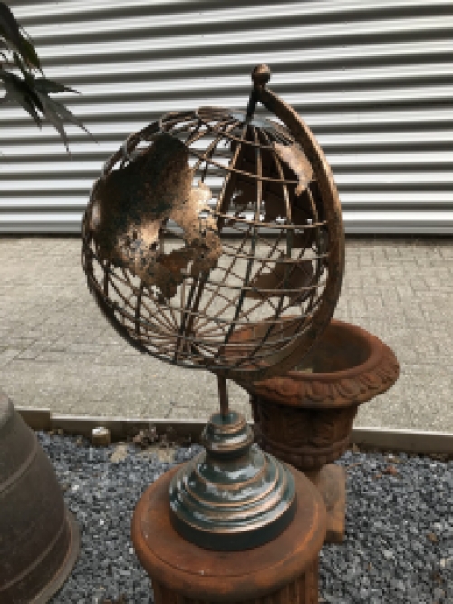 Metalen wereldbol, goud/zwart look, fraai decoratief item!