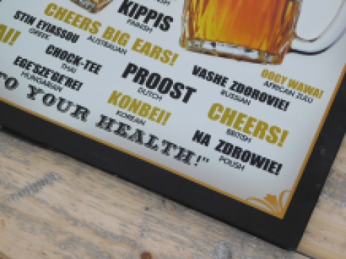 Metalen bord met prachtig geschilderde biertekst proost in alle talen