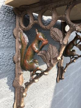 Beautiful set of shelf bearer pendants squirrel motif, cast iron-color