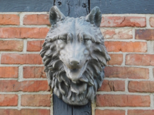 Large wolf head, very beautiful in expression, polystone