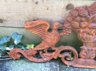 Wall ornament doves eating berries, cast iron, rest.