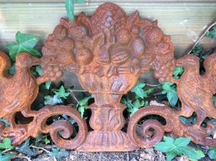 Wall ornament doves eating berries, cast iron, rest.