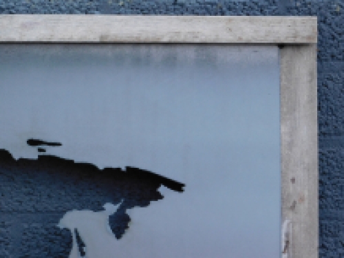Ein großer Wandschmuck, Rahmen aus altem Tannenholz mit einer Welt, einem Meer aus Metall, sehr schön!