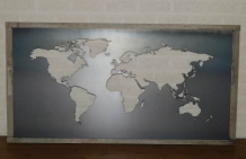 Ein großer Wandschmuck, Rahmen aus altem Tannenholz mit einer Welt, einem Meer aus Metall, sehr schön!