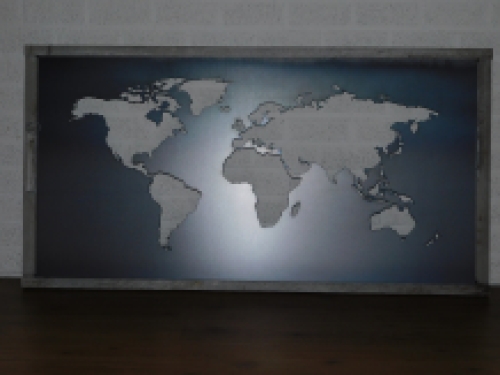 Ein großer Wandschmuck, Rahmen aus altem Tannenholz mit einer Welt, einem Meer aus Metall, sehr schön!