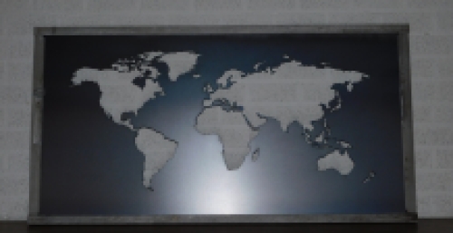 Ein großer Wandschmuck, Rahmen aus altem Tannenholz mit einer Welt, einem Meer aus Metall, sehr schön!