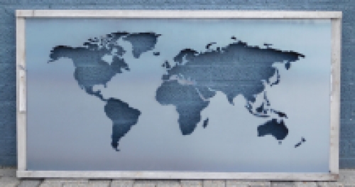Ein großer Wandschmuck, Rahmen aus altem Tannenholz mit einer Welt, einem Meer aus Metall, sehr schön!