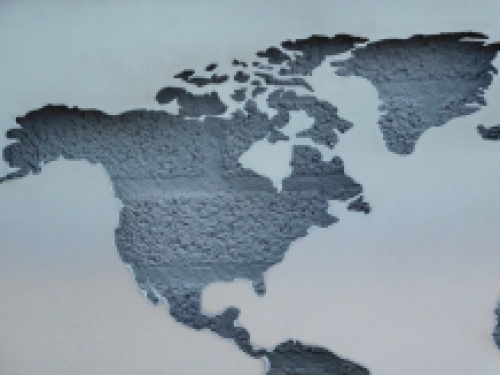 Ein großer Wandschmuck, Rahmen aus altem Tannenholz mit einer Welt, einem Meer aus Metall, sehr schön!