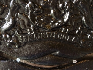 Zwaart gietijzeren wandornament, zwaar uitgevoerd met de spreuk: Je maintiendrai (ik zal handhaven), hofleverancier
